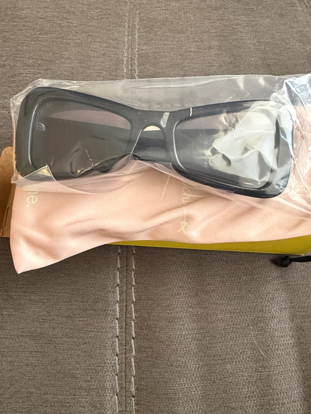 Black Rectangular Women's Sunglasses - Sleek Modern Style